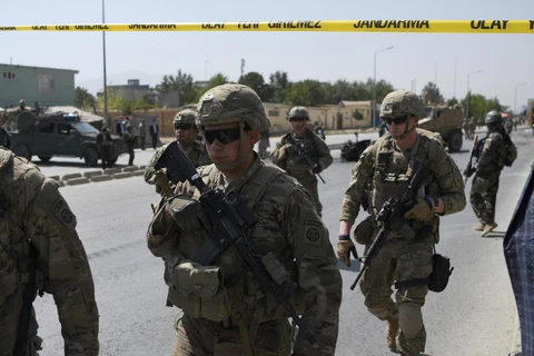 Binh sỹ Mỹ làm nhiệm vụ tại hiện trường một vụ đánh bom xe ở Kabul, Afghanistan, ngày 24/9/2017. (Ảnh: AFP/TTXVN)