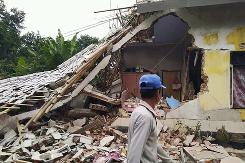 Nhà cửa bị phá hủy trong trận động đất ở Selong, đảo Lombok, Indonesia, ngày 17/3/2019. (Ảnh: AFP/TTVXN)