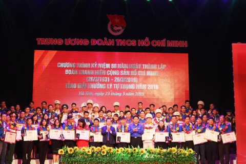 Các cán bộ Đoàn, thanh niên tiêu biểu nhận giải thưởng Lý Tự Trọng năm 2019. (Ảnh: Hoàng Ngà/TTXVN)
