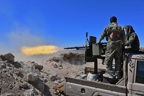 Lực lượng SDF trong chiến dịch tấn công tại làng Baghouz, nơi cố thủ cuối cùng của IS tại miền Đông Syria, ngày 18/3/2019. (Ảnh: AFP/TTXVN)