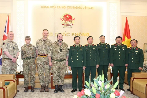 Trung tướng Nguyễn Tân Cương và Thiếu tướng Stuart Millar cùng thành viên đoàn hai nước chụp ảnh chung. (Ảnh: Dương Giang/TTXVN)