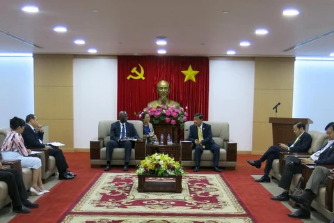 Giám đốc quốc gia WB tại Việt Nam Ousmane Dione cùng đoàn công tác đã làm việc với lãnh đạo UBND tỉnh Bình Dương về hợp tác đầu tư cơ sở hạ tầng. (Ảnh: Hải Âu/TTXVN)