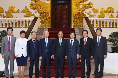 Thủ tướng Nguyễn Xuân Phúc chụp ảnh chung với Chủ tịch Ủy ban truyền thông Hàn Quốc Lee Hyo-seong và các đại biểu. (Ảnh: Thống Nhất/TTXVN)