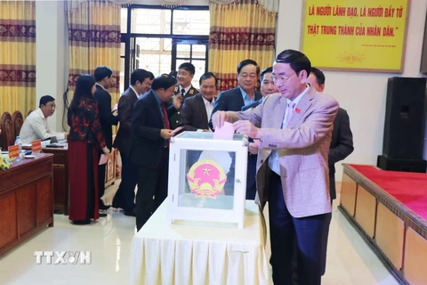 Các đại biểu Hội đồng Nhân dân tỉnh Thái Nguyên bỏ phiếu bầu cử chức danh Phó Chủ tịch Ủy ban Nhân dân tỉnh nhiệm kỳ 2016-2019. (Ảnh: Hoàng Nguyên/TTXVN)