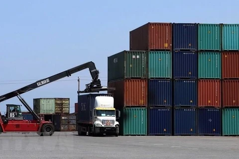 Bốc xếp vận chuyển hàng Container thông qua cảng Đà Nẵng. (Ảnh: Trần Lê Lâm/TTXVN)