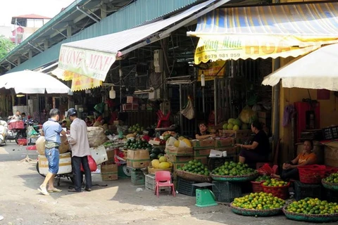 Các gian hàng hoa quả tại chợ Long Biên. (Nguồn: TTXVN)
