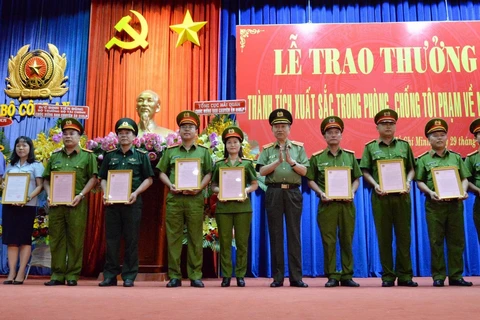 Bộ trưởng Bộ Công an Tô Lâm trao thưởng cho các tập thể có thành tích xuất sắc trong phòng chống tội phạm về ma túy. (Ảnh: Tiến Lực/TTXVN)