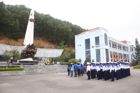 Đoàn thanh niên TTXVN dâng hương tại Lữ đoàn Đặc công Hải quân 126. (Nguồn: TTXVN)