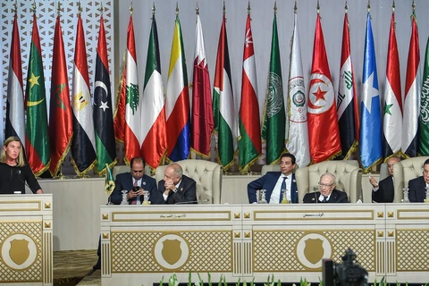 Đại diện cấp cao về chính sách đối ngoại của Liên minh châu Âu Federica Mogherini (trái) phát biểu tại Hội nghị thượng đỉnh Liên đoàn Arab (AL) lần thứ 30 ở Tunis, Tunisia. (Ảnh: AFP/TTXVN)
