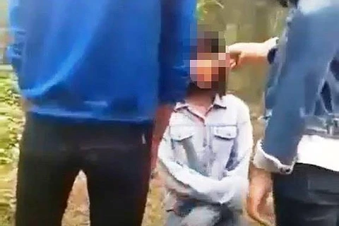 Nghệ An: Một nữ sinh lớp 7 bị bạn bắt quỳ để đánh hội đồng
