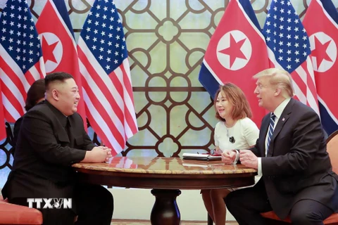 Chủ tịch Triều Tiên Kim Jong-un (trái) và Tổng thống Mỹ Donald Trump tại Hội nghị thượng đỉnh Mỹ-Triều lần thứ hai ở Hà Nội, ngày 28/2/2019. (Ảnh: Yonhap/TTXVN)
