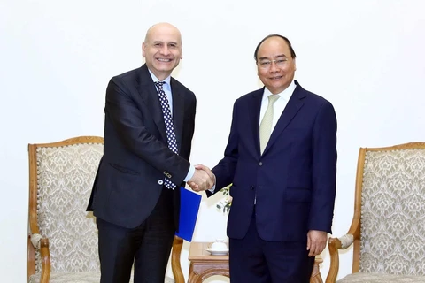 Thủ tướng Nguyễn Xuân Phúc tiếp Đại sứ Cộng hoà Italy tại Việt Nam Antonio Alessandro. (Ảnh: Thống Nhất/TTXVN)