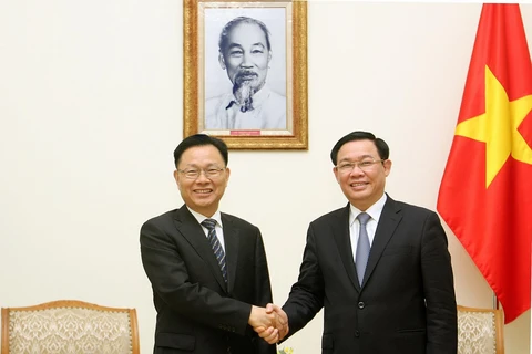 Phó Thủ tướng Vương Đình Huệ tiếp Phó Tỉnh trưởng tỉnh Vân Nam, Trung Quốc Tông Quốc Anh. (Ảnh: Nguyễn Dân/TTXVN)