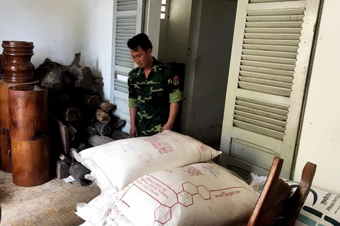 Chiến sỹ Đồn Biên phòng Cửa khẩu quốc tế Tịnh Biên kiểm đếm tang vật. (Ảnh: Công Mạo/TTXVN)