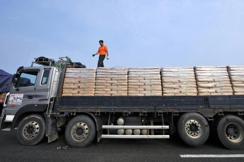 Xe tải của Hàn Quốc chở bột mì viện trợ cho Triều Tiên ngày 26/7/2011. (Ảnh: AFP/TTXVN)