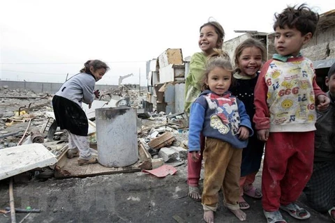 Trẻ em tị nạn Iraq tại khu vực Sadr City, ngoại ô Baghdad. (Ảnh: AFP/TTXVN)