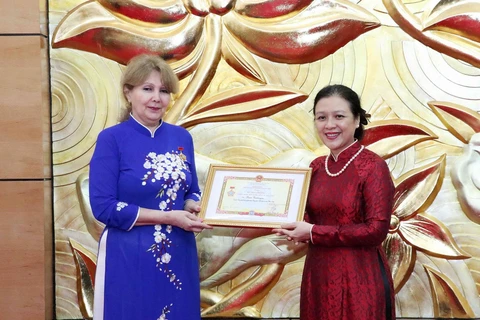 Chủ tịch Liên hiệp các tổ chức hữu nghị Việt Nam Nguyễn Phương Nga trao tặng Kỷ niệm chương Vì hòa bình, hữu nghị giữa các dân tộc cho bà Raisa Vardanyan, Đại sứ Armenia tại Việt Nam. (Ảnh: Văn Điệp/TTXVN)