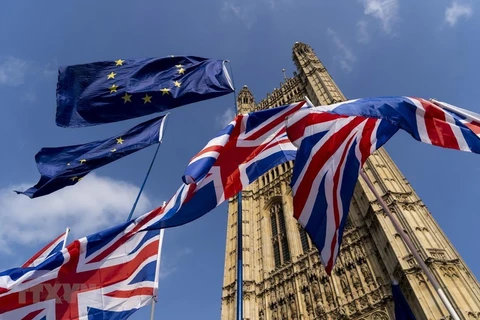 Cờ Anh (phía dưới) và cờ EU (phía trên) bên ngoài tòa nhà Quốc hội Anh ở London ngày 28/3 vừa qua. (Ảnh: AFP/TTXVN)