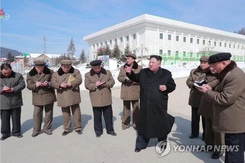 Nhà lãnh đạo Triều Tiên Kim Jong-un thị sát một công trường xây dựng ở Samjiyon, tỉnh Ryanggang. (Nguồn: Yonhap)