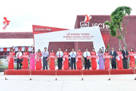 Đại diện lãnh đạo tỉnh Quảng Trị và Tập đoàn giáo dục Nguyễn Hoàng cắt băng khai trương Trường iSchool Quảng Trị. (Nguồn: Vietnam+)