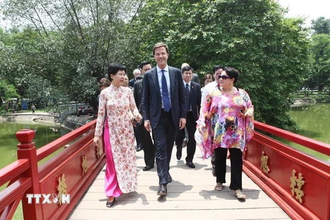 Thủ tướng Hà Lan Mark Rutte qua cầu Thê Húc vào tham quan đền Ngọc Sơn (Hà Nội), trong chuyến thăm chính thức lần đầu tiên tới Việt Nam từ ngày 16-17/6/2014. (Ảnh: Doãn Tấn/TTXVN)