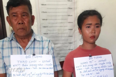 Hai đối tượng Thạo Choi (60 tuổi), trú tại Nọng Nho và Nang Mĩ (20 tuổi) trú tại Nóng Vặt huyện Xỏng Khon, tỉnh Savanakhệt (Lào) bị bắt. (Ảnh: Quang Thái/TTXVN)
