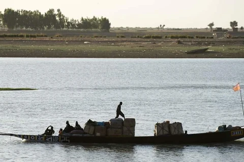 Một chiếc thuyền chở hàng trên sông Niger. (Nguồn: Getty Images)