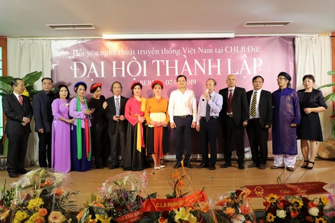 Ban chấp hành Hội những người yêu nghệ thuật truyền thống Việt Nam tại CHLB Đức. (Ảnh: Anh Đức/Vietnam+)