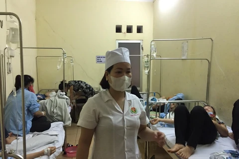 Các bệnh nhân ngộ độc nhập viện tại bệnh viện Quân y 7. (Ảnh: Hiền Anh/TTXVN)