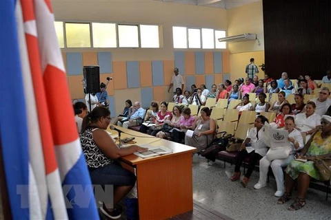 Người dân Cuba tham gia buổi tham vấn về dự thảo Hiến pháp mới tại La Habana ngày 13/8/2018. (Ảnh: AFP/TTXVN)