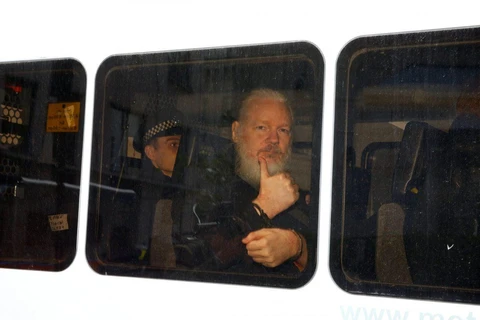 Nhà sáng lập WikiLeaks Julian Assange trong xe cảnh sát. (Nguồn: Reuters)