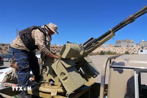 Binh sỹ trung thành với chính phủ ở Tripoli kiểm tra vũ khí tại khu vực phía nam Tripoli, Libya, ngày 8/4/2019. (Ảnh: THX/TTXVN)