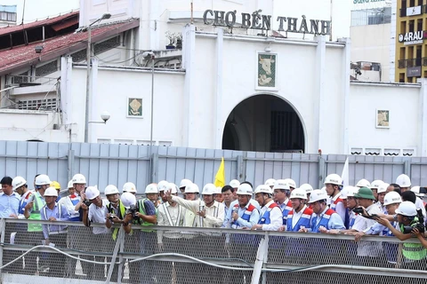 Thủ tướng Nguyễn Xuân Phúc thăm công trình thi công ga Bến Thành. (Ảnh: Thống Nhất/TTXVN)