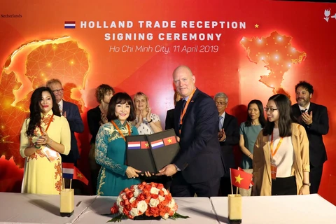 Bà Cora Van Nieuwenhuizen, Bộ trưởng Bộ Cơ sở hạ tầng và Quản lý nước Hà Lan chứng kiến lễ ký thỏa thuận hợp tác giữa các đối tác Việt Nam và Hà Lan. (Ảnh: Xuân Khu/TTXVN)