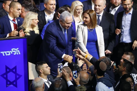 Thủ tướng Israel Benjamin Netanyahu (giữa) mừng chiến thắng với những người ủng hộ tại trụ sở đảng Likud ở Tel Aviv, ngày 10/4/2019. (Nguồn: AFP/TTXVN)