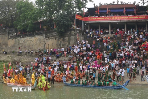 Đông đảo du khách thập phương đến xem Lễ hội Bơi Chải thuyền thống trên sông Lô. (Ảnh: Thành Đạt/TTXVN)