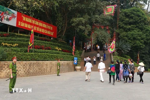 Lực lượng cảnh sát làm nhiệm vụ tại cổng Đền Hùng. (Ảnh: Doãn Tấn/TTXVN)