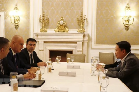 Tổng Giám đốc TTXVN Nguyễn Đức Lợi (phải) làm việc với Chủ tịch Tổ chức các hãng thông tấn châu Á-Thái Bình Dương (OANA) Aslan Aslanov khi dự Hội nghị lần thứ 43 Ban Chấp hành OANA năm 2018. (Ảnh: TTXVN)