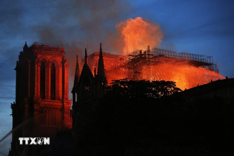 Vụ cháy Nhà thờ Đức Bà Paris: Khoảnh khắc ngọn tháp đổ sập