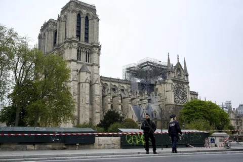Cảnh sát gác gần Nhà thờ Đức Bà ở Paris sau vụ hỏa hoạn ngày 16/4. (Ảnh: THX/TTXVN)