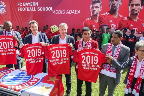 Lãnh đạo Trường đào tạo bóng đá FC Bayern Munich chụp ảnh cùng các quan chức Liên đoàn bóng đá Ethiopia. (Nguồn: Bayern Munich)