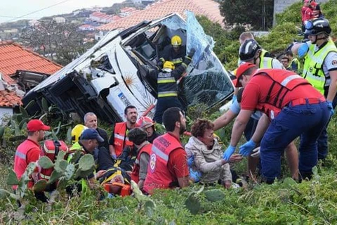 Lực lượng cứu hộ trấn an tinh thần của các nạn nhân vụ tai nạn. (Nguồn: AFP/Getty Images)