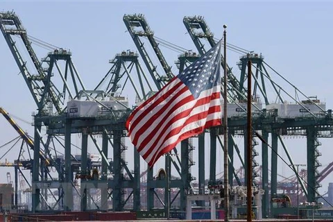 Vận chuyển hàng hóa tại cảng Long Beach, ở Los Angeles, Mỹ. (Ảnh: AFP/TTXVN)