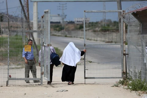 Người dân Palestine qua cửa khẩu Erez giữa Israel và Dải Gaza ở Beit Hanun. (Ảnh: AFP/TTXVN)
