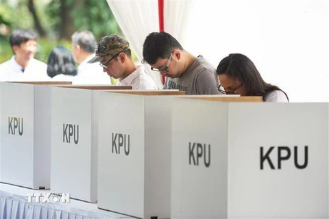Cử tri bỏ phiếu tại điểm bầu cử ở Jakarta, Indonesia ngày 17/4/2019. (Ảnh: THX/TTXVN)
