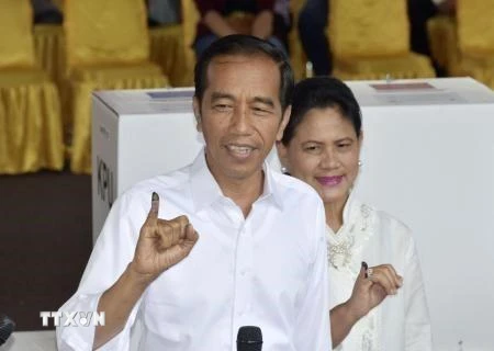 Tổng thống Indonesia Joko Widodo và phu nhân bỏ phiếu tại một địa điểm bầu cử ở Jakarta ngày 17/4. (Ảnh: Kyodo/TTXVN)