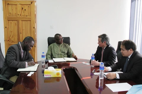 Đoàn công tác do Đại sứ Phạm Quốc Trụ dẫn đầu làm việc với Phòng Thương mại và Công nghiệp Gambia (GCCI). (Ảnh: Tấn Đạt/TTXVN)