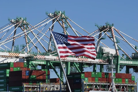 Vận chuyển hàng hóa tại Cảng Long Beach ở Los Angeles, bang California, Mỹ. (Ảnh: AFP/TTXVN)