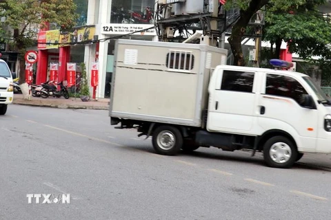 Xe chuyên dụng của lực lượng chức năng áp giải các bị cáo đến Tòa án nhân dân thành phố Thái Bình. (Ảnh: Nguyễn Công Hải/TTXVN)