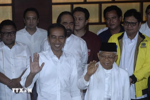 Tổng thống Indonesia Joko Widodo (trái) và người liên danh tranh cử chức phó tổng thống, giáo sỹ Maruf Amin (phải) tại cuộc họp báo sau kết quả kiểm phiếu nhanh ở Jakarta, Indonesia ngày 17/4. (Ảnh: THX/TTXVN)